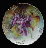 Purple Grapes on plate .jpg (43646 bytes)